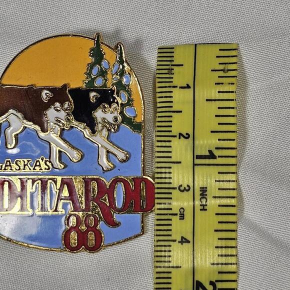 Vtg 1988 Alaska Iditarod dog sled race Layered Pin  1000+ tough miles. Enamel - Picture 4 of 4